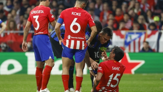 epa11219210 Atletico's Stefan Savic (on the ground) interacts with Lautaro Martinez (2-R) and Marcus Thuram (C, partially seen) of Inter during the UEFA Champions League round of 16 second leg soccer match between Atletico de Madrid and FC Inter, in Madrid, Spain, 13 March 2024.  EPA/Mariscal