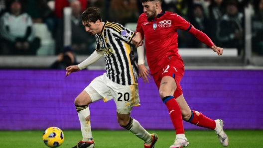 Juventus' Italian midfielder #20 Fabio Miretti (L) fights for the ball with Atalanta's Italian defender #22 Matteo Ruggeri during the Italian Serie A football match between Juventus and Atalanta at the Allianz Stadium in Turin, on March 10, 2024. (Photo by MARCO BERTORELLO / AFP)