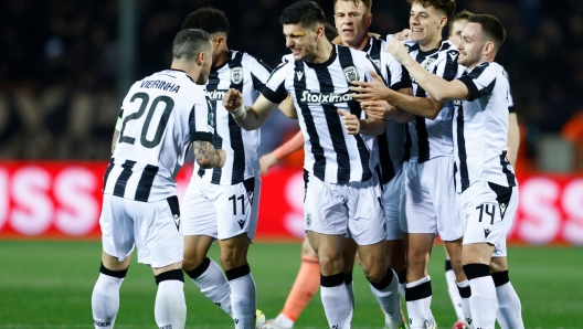 epa11220770 Paokâ??s Konstantinos Koulierakis (C) celebrates with teammates after scoring the 2-0 goal during the UEFA Europa Conference League round of 16 second leg soccer match between PAOK and Dinamo Zagreb in Thessaloniki, Greece, 14 March 2024.  EPA/ACHILLEAS CHIRAS