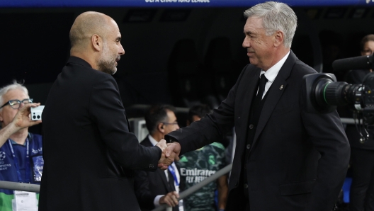 epa10617956 Real Madrid's head coach Carlo Ancelotti (R) greets Manchester City's head coach Pepe Guardiola (L) during the UEFA Champions League semifinal first leg soccer match between Real Madrid and Manchester City at Santiago Bernabeu Stadium, in Madrid, Spain, 09 May 2023.  EPA/Rodrigo Jimenez