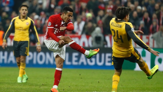 Bayern Munich's Spanish midfielder Thiago Alcantara (C) scores the 4-1 goal with Bayern Munich's Polish forward Robert Lewandowski during the UEFA Champions League round of sixteen football match between FC Bayern Munich and Arsenal in Munich, southern Germany, on February 15, 2017. 
 / AFP PHOTO / Odd ANDERSEN