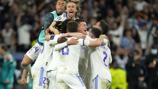 Real Madrid players celebrate at the end of the Champions League semi final, second leg soccer match between Real Madrid and Manchester City at the Santiago Bernabeu stadium in Madrid, Spain, Wednesday, May 4, 2022. (AP Photo/Manu Fernandez)