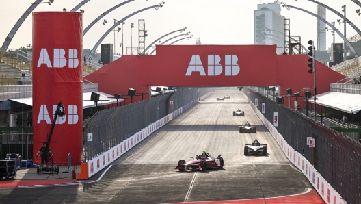 Oliver Rowland, Nissan Formula E Team, Nissan e-4ORCE 04, leads Nyck de Vries, Mahindra Racing, Mahindra M9Electro (Oliver Rowland, Nissan Formula E Team, Nissan e-4ORCE 04, leads Nyck de Vries, Mahindra Racing, Mahindra M9Electro, ASCII, 115 componen