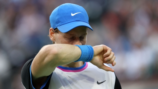 INDIAN WELLS, CALIFORNIA - MARCH 16: Jannik Sinner of Italy shows his dejection against Carlos Alcaraz of Spain in their Mens Semifinal match during the BNP Paribas Open at Indian Wells Tennis Garden on March 16, 2024 in Indian Wells, California.   Clive Brunskill/Getty Images/AFP (Photo by CLIVE BRUNSKILL / GETTY IMAGES NORTH AMERICA / Getty Images via AFP)