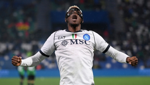 REGGIO NELL'EMILIA, ITALY - FEBRUARY 28: Victor Osimhen of SSC Napoli celebrates scoring his team's second goal during the Serie A TIM match between US Sassuolo and SSC Napoli at Mapei Stadium - Citta' del Tricolore on February 28, 2024 in Reggio nell'Emilia, Italy. (Photo by Alessandro Sabattini/Getty Images)