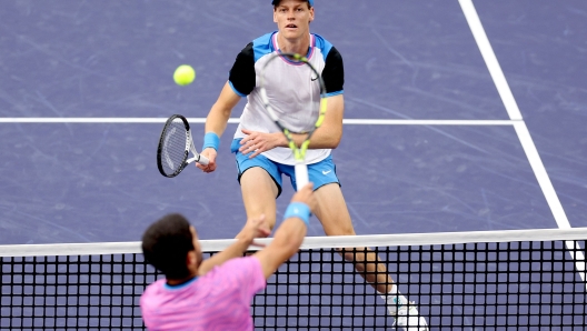 INDIAN WELLS, CALIFORNIA - MARCH 16: Carlos Alcaraz of Spain returns a shot to Jannik Sinner of Italy during the Men's Semifinals of the BNP Paribas Open at Indian Wells Tennis Garden on March 16, 2024 in Indian Wells, California.   Matthew Stockman/Getty Images/AFP (Photo by MATTHEW STOCKMAN / GETTY IMAGES NORTH AMERICA / Getty Images via AFP)