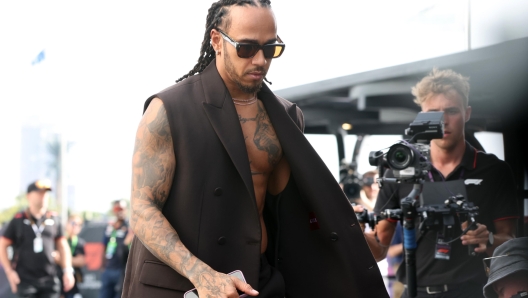 epa11208704 Mercedes driver Lewis Hamilton of Britain walks in the paddock ahead of the Formula 1 Saudi Arabia Grand Prix at the Jeddah Corniche Circuit in Jeddah, Saudi Arabia, 09 March 2024.  EPA/ALI HAIDER