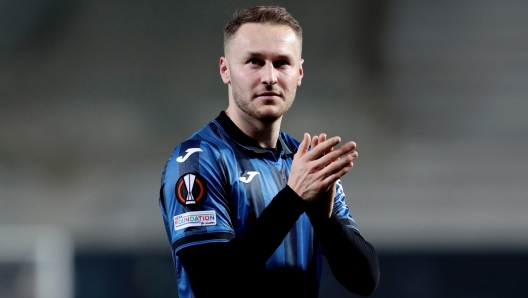 BERGAMO, ITALY - MARCH 14: Teun Koopmeiners of Atalanta BC applauds the fans after the team's victory in the UEFA Europa League 2023/24 round of 16 second leg match between Atalanta and Sporting CP at the Stadio di Bergamo on March 14, 2024 in Bergamo, Italy. (Photo by Emilio Andreoli/Getty Images)