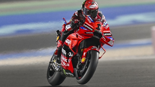 epa11212013 Italian MotoGP rider Francesco Bagnaia of Ducati Lenovo Team in action during the MotoGP race of the Motorcycling Grand Prix of Qatar at the Losail International Circuit in Doha, Qatar, 10 March 2024.  EPA/NOUSHAD THEKKAYIL