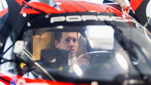 Sebastian Vettel nell'abitacolo della Porsche 963 Hypercar