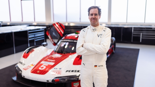 Sebastian Vettel posa davanti alla Porsche 963 Hypercar