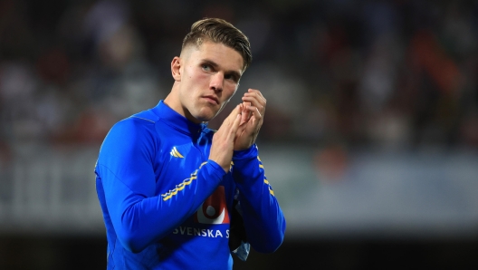 epa11235135 Sweden's Viktor Gyokeres applauds after losing an international friendly soccer match between Portugal and Sweden, in Guimaraes, Portugal, 21 March 2024.  EPA/ESTELA SILVA