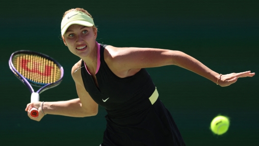 INDIAN WELLS, CALIFORNIA - MARCH 12: Anastasia Potapova plays a forehand against Jasmine Paolini of Italy in their fourth round match during the BNP Paribas Open at Indian Wells Tennis Garden on March 12, 2024 in Indian Wells, California.   Clive Brunskill/Getty Images/AFP (Photo by CLIVE BRUNSKILL / GETTY IMAGES NORTH AMERICA / Getty Images via AFP)