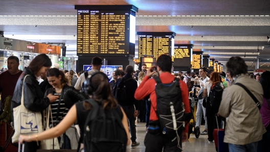 Viaggiatori in attesa alla stazione Termini a causa dei ritardi dovuti a un problema sulla linea elettrica che ha rallentato la circolazione ferroviaria, Roma, 23 ottobre 2023. ANSA/RICCARDO ANTIMIANI  Travelers waiting at Termini station due to delays caused by a problem on the electricity line which slowed down train traffic, Rome, 23 October 2023. ANSA/RICCARDO ANTIMIANI