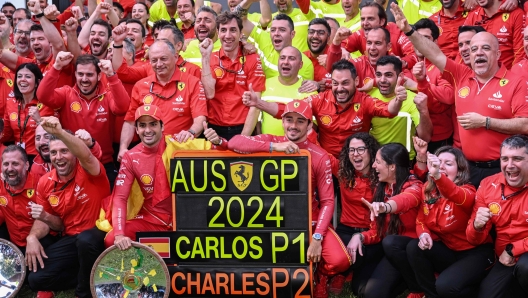 Winner Ferrari's Spanish driver Carlos Sainz Jr (front centre L) and second-placed Ferrari's Monegasque driver Charles Leclerc (front centre R) celebrate with their team after the Australian Formula One Grand Prix at Albert Park Circuit in Melbourne on March 24, 2024. (Photo by WILLIAM WEST / AFP) / -- IMAGE RESTRICTED TO EDITORIAL USE - STRICTLY NO COMMERCIAL USE --