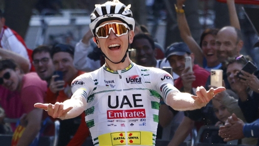 epa11239323 The overall leader, Slovenian rider Tadej Pogacar of UAE Emirates Team crosses the line to win the sixth stage of the Volta Ciclista a Catalunya over 154.7km km from Berga to Queralt, Catalonia, Spain, 23 March 2024.  EPA/Quique Garcia