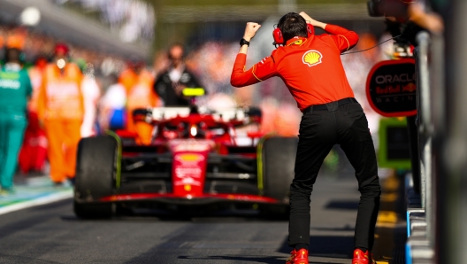 MELBOURNE, AUSTRALIA - MARCH 24: Carlos Sainz of Ferrari  is congratulated by his race engineer Riccardo Adami during the F1 Grand Prix of Australia at Albert Park Circuit on March 24, 2024 in Melbourne, Australia. (Photo by Peter Fox/Getty Images)