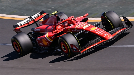 Ferrari's Spanish driver Carlos Sainz Jr drives during the Australian Formula One Grand Prix at Albert Park Circuit in Melbourne on March 24, 2024. (Photo by WILLIAM WEST / AFP) / -- IMAGE RESTRICTED TO EDITORIAL USE - STRICTLY NO COMMERCIAL USE --