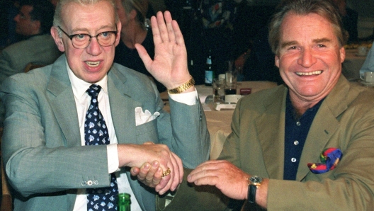 E33 -19980827-MUNICH, GERMANY: German actors Horst Tappert (L) and Fritz Wepper (R), better known as Inspector Stephan Derrick and Detective Harry Klein from the German TV criminal serial  " Derrick " , pose for the cameras in Munich 27 August 1998, where the media was presented the (yet) last episode of the long-running serial of the German ZDF channel. Inspector Derrick and his assistant Harry Klein in the past 24 years were investigating murder cases, kidnappings and other crimes in one of the most successfull criminal serials in German TV, which was broadcasted in more than 100 countries worldwide.     EPA PHOTO           DPA/VOLKER DORNBERGER/STF/jan-hh/kr/ANSA/DEF