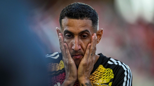 (FILES) Benfica's Argentine forward Angel Di Maria gestures during the warm up before the Algarve Cup football match between Al Nassr and SL Benfica at Algarve stadium in Loule on July 20, 2023. A piece of black nylon with a note containing a brutal warning threat against an eventual return of Angel Di Maria to Rosario was found at the entrance of the Funes Hill Miraflores in Rosario, Argentina on March 25, 2024 where Di Maria stays when in Argentina and where his mother and other family members live. Last week, Di Maria mentioned how much he is affected by the growing insecurity situation in Rosario in relation to his possible return to play for Rosario Central, the club where he began his successful professional career. (Photo by Patricia DE MELO MOREIRA / AFP)