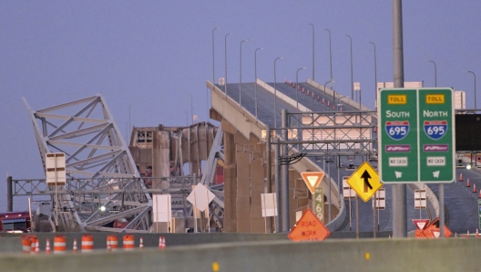 Parts of the Francis Scott Key Bridge remain after a container ship collided with a support Tuesday, March 26, 2024 in Baltimore. The major bridge in Baltimore snapped and collapsed after a container ship rammed into it early Tuesday, and several vehicles fell into the river below. Rescuers were searching for multiple people in the water. (AP Photo/Steve Ruark)     Associated Press / LaPresse Only italy and spain