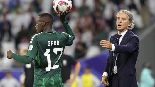 Saudi Arabia's Italian coach Roberto Mancini gestures next to Saudi Arabia's defender #12 Saud Abdulhamid during the Qatar 2023 AFC Asian Cup football match between Saudi Arabia and South Korea at Education City Stadium in al-Rayyan, west of Doha, on January 30, 2024. (Photo by Giuseppe CACACE / AFP)