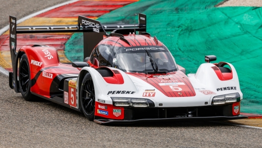 Sebastian Vettel al volante della Porsche 963 ad Aragon