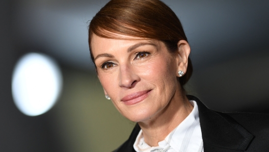 (FILES) US actress Julia Roberts arrives for the 2nd Annual Academy Museum Gala at the Academy Museum of Motion Pictures in Los Angeles, October 15, 2022. Cocooning with the family, cheeseburgers and sleeping pills: Julia Roberts tells AFP her recipe for coping with the apocalypse without anxiety, on the occasion of the release of a disaster film in which she plays the lead role on Netflix. (Photo by VALERIE MACON / AFP)