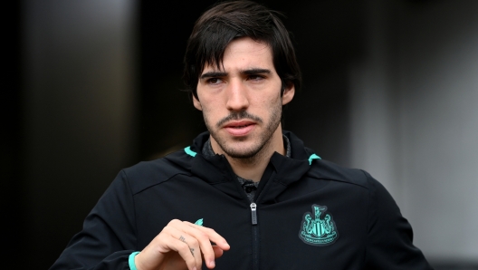 NEWCASTLE UPON TYNE, ENGLAND - OCTOBER 21: Sandro Tonali of Newcastle United arrives at the stadium prior to the Premier League match between Newcastle United and Crystal Palace at St. James Park on October 21, 2023 in Newcastle upon Tyne, England. (Photo by Stu Forster/Getty Images)