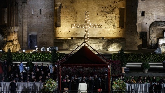 La sedia vuota che era stata predisposta per Papa Francesco durante la via Crucis, Roma, 29 marzo 2024. "Per conservare la salute in vista della Veglia di domani e della Santa Messa della domenica di Pasqua, questa sera Papa Francesco seguir la Via Crucis al Colosseo da Casa Santa Marta". Lo comunica la Sala stampa vaticana.  ///// The empty chair that had been prepared for Pope Francis during the Via Crucis, Rome, Italy, 29 March 2024. "To preserve his health in view of tomorrow's Vigil and the Holy Mass on Easter Sunday, this evening Pope Francis will follow the Via Crucis at Colosseum from Casa Santa Marta". This was communicated by the Vatican Press Office. ANSA/FABIO FRUSTACI