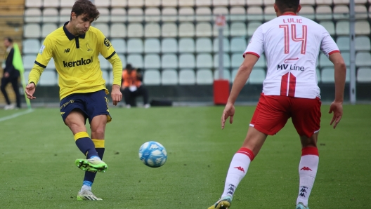 Modena's Fabio Ponsi  fights for the ball with Bari?s Karlo Lulic during the Italian Football Championship League BKT 2023/2024 between Modena F.C. and S.S.C. Bari at the Alberto Braglia stadium, Modena, northern Italy, Monday, April 01, 2024. Sport - Soccer - (Photo Michele Nucci - LaPresse)