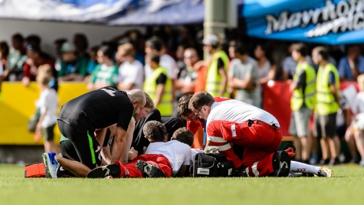 08.07.2017, Lindenstadion, Hippach, AUT, Testspiel, AFC Ajax Amsterdam vs SV Werder Bremen, im Bild Die TeamÃ¤rzte beider Mannschaften beim verletzten Spieler Avdelhak Nouri (AFC Ajax Amsterdam) // during friendly Football Match between AFC Ajax Amsterdam (Netherland) and SV Werder Bremen (Germany) at the Lindenstadion, Hippach, Austria on 2017/07/08. EXPA Pictures Â© 2017, PhotoCredit: EXPA/ Stefan Adelsberger