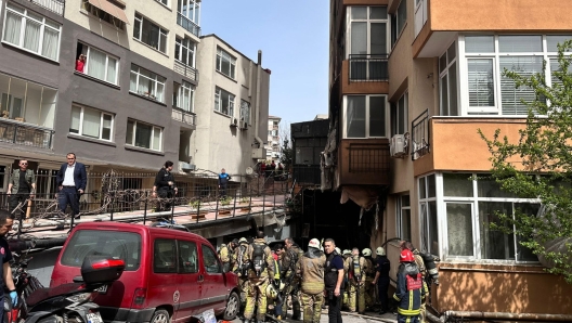 epa11255419 A handout picture provided by the Istanbul Fire Department shows, members of the Istanbul Fire Department try to control the fire at a nightclub in Istanbul, Turkey, 02 April 2024. Istanbul Mayor Ekrem Imamoglu announced in his statement that 16 people have died in the fire.  EPA/ISTANBUL FIRE DEPT. HANDOUT  HANDOUT EDITORIAL USE ONLY/NO SALES HANDOUT EDITORIAL USE ONLY/NO SALES