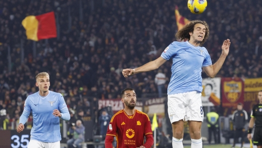 (L-R) Lazios Gustav Isaksen, AS Roma's Leonardo Spinazzola,Lazio's Matteo Guendouzi during the Italian Cup quarter final soccer match between SS Lazio and AS Roma at the Olimpico stadium in Rome, Italy, 10 January 2024. ANSA/FABIO FRUSTACI