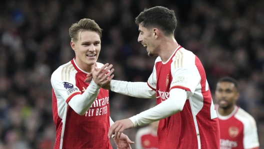 Arsenal's Martin Odegaard, left, celebrates with Arsenal's Kai Havertz after scoring his side's opening goal during the English Premier League soccer match between Arsenal and Luton Town at the Emirates Stadium, London, Wednesday, Apr. 3, 2024. (AP Photo/Frank Augstein)