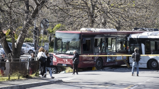 Roma - Scontro tra autobus alla stazione Monte Mario -  scontro tra bus Atac - fotografo: Giuliano Benvegnù