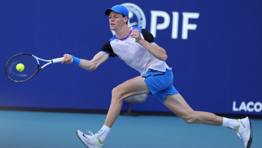 Jannik Sinner, of Italy, hits a return to Grigor Dimitrov, of Bulgaria, during the men's singles final at the Miami Open tennis tournament, Sunday, March 31, 2024, in Miami Gardens, Fla. (AP Photo/Lynne Sladky)     Associated Press / LaPresse Only italy and spain