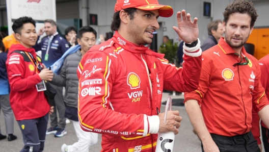 epa11261870 Scuderia Ferrari driver Carlos Sainz Jr. of Spain walks through the paddock after the Qualifying for the Formula 1 Japanese Grand Prix at the Suzuka International Racing Course in Suzuka, Japan, 06 April 2024. The 2024 Formula 1 Japanese Grand Prix is held on 07 April.  EPA/FRANCK ROBICHON