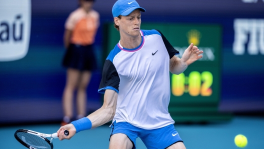 epa11253957 Jannik Sinner of Italy in action against Grigor Dimitrov of Bulgaria during their final match at the 2024 Miami Open tennis tournament at the Hard Rock Stadium in Miami, Florida, USA, 31 March 2024.  EPA/CRISTOBAL HERRERA-ULASHKEVICH