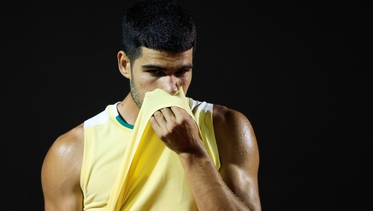 RIO DE JANEIRO, BRAZIL - FEBRUARY 20: Carlos Alcaraz of Spain reacts in pain the singles match against Thiago Monteiro of Brazil during day two of ATP 500 Rio Open presented by Claro at Jockey Club Brasileiro on February 20, 2024 in Rio de Janeiro, Brazil.  (Photo by Buda Mendes/Getty Images,)