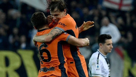 Inter Milan's Italian midfielder #16 Davide Frattesi is congratulated by Inter Milan's Italian midfielder #23 Nicolo Barella (R) after scoring a goal during the Italian Serie A football match between Udinese and Inter Milan on April 8, 2024 at the Friuli - Dacia Arena stadium in Udine. (Photo by Filippo MONTEFORTE / AFP)