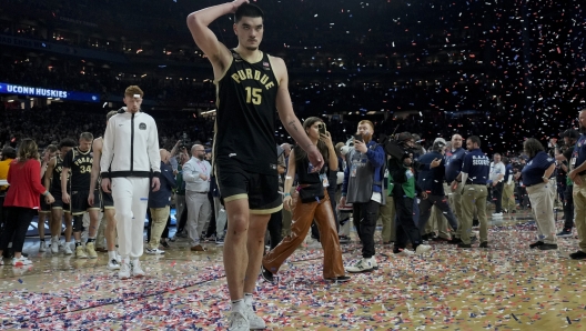 Purdue center Zach Edey (15) leaves the courier their loss against UConn in the NCAA college Final Four championship basketball game, Monday, April 8, 2024, in Glendale, Ariz. (AP Photo/David J. Phillip)