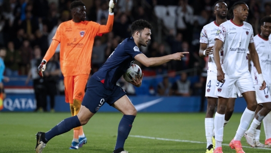 epa11263234 Paris Saint Germain's Goncalo Ramos (C) celebrates scoring the 1-1 goal during the French Ligue 1 soccer match between PSG and Clermont in Paris, France, 06 April 2024.  EPA/YOAN VALAT