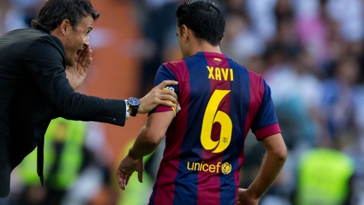 MADRID, SPAIN - OCTOBER 25: Head coach Luis Enrique Martinez (L) of FC Barcelona gives instructions to his player Xavi Hernandez (R) during the La Liga match between Real Madrid CF and FC Barcelona at Estadio Santiago Bernabeu on October 25, 2014 in Madrid, Spain.  (Photo by Gonzalo Arroyo Moreno/Getty Images)