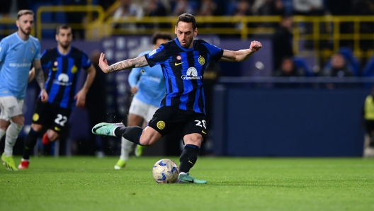 RIYADH, SAUDI ARABIA - JANUARY 19:  Hakan Calhanoglu of FC Internazionale takes a penalty during the Italian EA Sports FC Supercup Semifinal match between FC Internazionale and SS Lazioat Al-Awwal Stadium on January 19, 2024 in Riyadh, Saudi Arabia. (Photo by Mattia Pistoia - Inter/Inter via Getty Images)