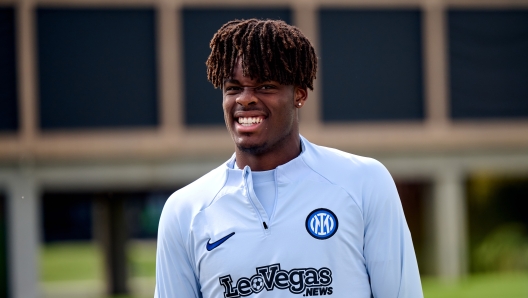 COMO, ITALY - APRIL 07: Yann Aurel Bisseck of FC Internazionale in action during the FC Internazionale training session at the club's training ground Suning Training Center on April 07, 2024 in Como, Italy. (Photo by Mattia Ozbot - Inter/Inter via Getty Images)