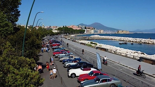 Le auto d'epoca esposte sul lungomare