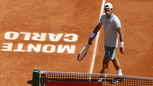 epa11272502 Lorenzo Musetti of Italy looks on during his Round of 16 match against Novak Djokovic of Serbia at the ATP Monte Carlo Masters tennis tournament in Roquebrune Cap Martin, France, 11 April 2024.  EPA/SEBASTIEN NOGIER