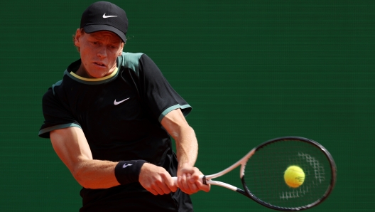 MONTE-CARLO, MONACO - APRIL 10: Jannik Sinner of Italy plays a backhand against Sebastian Korda of United States during the Men's Singles Second Round match on day four of the Rolex Monte-Carlo Masters at Monte-Carlo Country Club on April 10, 2024 in Monte-Carlo, Monaco. (Photo by Julian Finney/Getty Images)