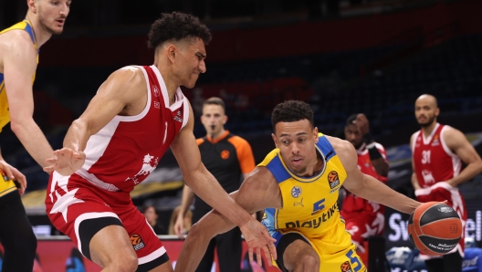 epa11273663 Maccabi's Wade Baldwin IV (R) in action against Milan's Maodo Lo (L) during the Euroleague basketball match between Maccabi Tel Aviv and Emporio Armani Milan in Belgrade, Serbia, 11 April 2024.  EPA/ANDREJ CUKIC